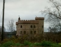 Дом Ф.М.Варыпаева, Нижегородская область, г. Павлово, ул. Горького, 28.



Варыпаев Фёдор Михайлович, с. Павлово 1818 г. - с. Павлово 1900 г.
Владелец предприятия по изготовлению ножей, ножниц с 1848г, производство хирургического инструмента с 1858 года. 
Обладатель свыше 30 наград на выставках в Санкт-Петербурге (1861г.), Москве (1872г., 1882г.), Париже (1867г.), Вене (1873г.). В 1884 г. награждён шейной золотой медалью на Аннинской ленте. Имел звание поставщика двора его императорского величества.



Усадьба Храповицкого в Муромцеве.



Владимир Семёнович Храповицкий (23 июня [5 июля] 1858, Санкт-Петербург   30 июля 1922, Висбаден) - крупный русский лесопромышленник, камергер, последний предводитель дворянства Владимирской губернии, полковник Лейб-гвардии Гусарского Его Величества полка. Владелец имения Муромцево, в котором выстроил усадьбу в готическом стиле, стилизованную под замок.

Редкая для средней полосы России по архитектурному решению дворянская усадьба, выстроенная по заказу полковника лейб-гвардии Владимира Храповицкого в конце XIX века архитектором Петром Бойцовым. Расположена в посёлке Муромцево Судогодского района Владимирской области, примерно в 3 км от города Судогды, 40 км от Владимира и 200 км от Москвы.

Дворцово-парковый ансамбль, занимающий территорию свыше 40 га, сочетал в себе принципы регулярной и пейзажной планировки в архитектурно-ландшафтном строительстве, а также имевший широкий набор построек, выполненных в едином стиле и предназначенных не только для жилья и отдыха, но и для большой садово-парковой, ремесленно-промышленной и лесохозяйственной деятельности. Всего комплекс насчитывает 72 постройки.
