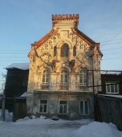 Дом Ф.М.Варыпаева, Нижегородская область, г. Павлово, ул. Горького, 28.



Варыпаев Фёдор Михайлович, с. Павлово 1818 г. - с. Павлово 1900 г.
Владелец предприятия по изготовлению ножей, ножниц с 1848г, производство хирургического инструмента с 1858 года. 
Обладатель свыше 30 наград на выставках в Санкт-Петербурге (1861г.), Москве (1872г., 1882г.), Париже (1867г.), Вене (1873г.). В 1884 г. награждён шейной золотой медалью на Аннинской ленте. Имел звание поставщика двора его императорского величества.



Усадьба Храповицкого в Муромцеве.



Владимир Семёнович Храповицкий (23 июня [5 июля] 1858, Санкт-Петербург   30 июля 1922, Висбаден) - крупный русский лесопромышленник, камергер, последний предводитель дворянства Владимирской губернии, полковник Лейб-гвардии Гусарского Его Величества полка. Владелец имения Муромцево, в котором выстроил усадьбу в готическом стиле, стилизованную под замок.

Редкая для средней полосы России по архитектурному решению дворянская усадьба, выстроенная по заказу полковника лейб-гвардии Владимира Храповицкого в конце XIX века архитектором Петром Бойцовым. Расположена в посёлке Муромцево Судогодского района Владимирской области, примерно в 3 км от города Судогды, 40 км от Владимира и 200 км от Москвы.

Дворцово-парковый ансамбль, занимающий территорию свыше 40 га, сочетал в себе принципы регулярной и пейзажной планировки в архитектурно-ландшафтном строительстве, а также имевший широкий набор построек, выполненных в едином стиле и предназначенных не только для жилья и отдыха, но и для большой садово-парковой, ремесленно-промышленной и лесохозяйственной деятельности. Всего комплекс насчитывает 72 постройки.