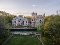 Дом Ф.М.Варыпаева, Нижегородская область, г. Павлово, ул. Горького, 28.



Варыпаев Фёдор Михайлович, с. Павлово 1818 г. - с. Павлово 1900 г.
Владелец предприятия по изготовлению ножей, ножниц с 1848г, производство хирургического инструмента с 1858 года. 
Обладатель свыше 30 наград на выставках в Санкт-Петербурге (1861г.), Москве (1872г., 1882г.), Париже (1867г.), Вене (1873г.). В 1884 г. награждён шейной золотой медалью на Аннинской ленте. Имел звание поставщика двора его императорского величества.



Усадьба Храповицкого в Муромцеве.



Владимир Семёнович Храповицкий (23 июня [5 июля] 1858, Санкт-Петербург   30 июля 1922, Висбаден) - крупный русский лесопромышленник, камергер, последний предводитель дворянства Владимирской губернии, полковник Лейб-гвардии Гусарского Его Величества полка. Владелец имения Муромцево, в котором выстроил усадьбу в готическом стиле, стилизованную под замок.

Редкая для средней полосы России по архитектурному решению дворянская усадьба, выстроенная по заказу полковника лейб-гвардии Владимира Храповицкого в конце XIX века архитектором Петром Бойцовым. Расположена в посёлке Муромцево Судогодского района Владимирской области, примерно в 3 км от города Судогды, 40 км от Владимира и 200 км от Москвы.

Дворцово-парковый ансамбль, занимающий территорию свыше 40 га, сочетал в себе принципы регулярной и пейзажной планировки в архитектурно-ландшафтном строительстве, а также имевший широкий набор построек, выполненных в едином стиле и предназначенных не только для жилья и отдыха, но и для большой садово-парковой, ремесленно-промышленной и лесохозяйственной деятельности. Всего комплекс насчитывает 72 постройки.
