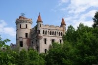 Дом Ф.М.Варыпаева, Нижегородская область, г. Павлово, ул. Горького, 28.



Варыпаев Фёдор Михайлович, с. Павлово 1818 г. - с. Павлово 1900 г.
Владелец предприятия по изготовлению ножей, ножниц с 1848г, производство хирургического инструмента с 1858 года. 
Обладатель свыше 30 наград на выставках в Санкт-Петербурге (1861г.), Москве (1872г., 1882г.), Париже (1867г.), Вене (1873г.). В 1884 г. награждён шейной золотой медалью на Аннинской ленте. Имел звание поставщика двора его императорского величества.



Усадьба Храповицкого в Муромцеве.



Владимир Семёнович Храповицкий (23 июня [5 июля] 1858, Санкт-Петербург   30 июля 1922, Висбаден) - крупный русский лесопромышленник, камергер, последний предводитель дворянства Владимирской губернии, полковник Лейб-гвардии Гусарского Его Величества полка. Владелец имения Муромцево, в котором выстроил усадьбу в готическом стиле, стилизованную под замок.

Редкая для средней полосы России по архитектурному решению дворянская усадьба, выстроенная по заказу полковника лейб-гвардии Владимира Храповицкого в конце XIX века архитектором Петром Бойцовым. Расположена в посёлке Муромцево Судогодского района Владимирской области, примерно в 3 км от города Судогды, 40 км от Владимира и 200 км от Москвы.

Дворцово-парковый ансамбль, занимающий территорию свыше 40 га, сочетал в себе принципы регулярной и пейзажной планировки в архитектурно-ландшафтном строительстве, а также имевший широкий набор построек, выполненных в едином стиле и предназначенных не только для жилья и отдыха, но и для большой садово-парковой, ремесленно-промышленной и лесохозяйственной деятельности. Всего комплекс насчитывает 72 постройки.