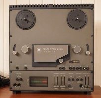 Да уж, были времена. Сейчас в цифру ушел.
От отца остался такой аппарат и шкаф коробок с плёнками. Выкинуть рука не поднимается (неоднократно за общение с ним гуманизм огребал). Он ещё каких-то денег стоит оказывается. Немного сломан правда, но оживить можно.