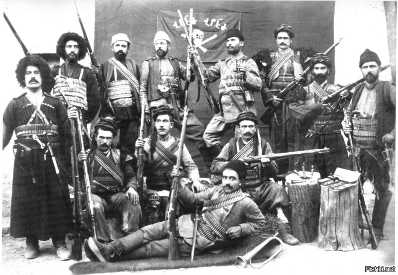Армяне себе уже один геноцид себе организовали...
В начале 20го века, видя слабость Османской империи в Армении пышно расцвело национальное самосознание.(ультранаци-отморозки начали собирать сторонников). Эти патриоты (вооруженные бандиты) решили возродить Великую Армению в границах 1***го года(не помню точно) за счет турецких территорий. Многочисленные вооруженные банды влетали на территорию османов и лихо предавались массовым убийствам, грабежам и прочим невинным развлечениям. Геноцидили османов по полной-не жалея женщин, стариков и детей. Ну а что? Это же территория должна принадлежать Великой Армении!
Турки понятное дело обиделись и ответили симметрично. 
На фото ниже соответственно дашнаки-те самые бандиты-националисты. В Армении их считают "борцами за свободу", а о их преступлениях говорить не принято...