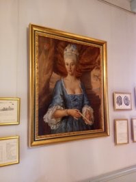 Ещё факт о фильме "Тот самый Мюнхгаузен". А именно - оклеветали Горин и Захаров Якобину фон Дунтен.
Якобина фон Дунтен была любовью всей жизни барона, в браке они прожили 46лет! А вот через четыре года после её смерти приключилась "седина в бороду, бес в ребро" -  барон женился на молодой Бернардине фон Брун - и вот с ней затеял бракоразводный процесс, после которого и умер в бедности.

Портрет Якобины ф поместье Дунтен рядом с Ригой.