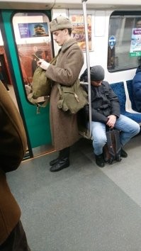 Реконструктор едет домой после (или "на") мероприятия. Но косяки "на лицо" - шинель "брежневка" не перешитая - с петлицами на 1941, противогазная сумка "чебурашка" новодельная как и шапка ))