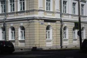 На первом курсе нас было 8 в комнате, потеснились и взяли ещё двоих, кому общага не досталась. Потом жили по 6 и только на 5 ом вчетвером. Зато рядом с Лицейским садиком (на фото первый этаж угловая комната, 2 окна на одну улицу и 2 на другую, это 1 ый курс).