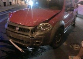 Невнимательная девушка не вписалась в пейзаж