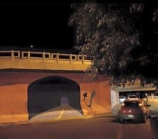 Невнимательная девушка не вписалась в пейзаж