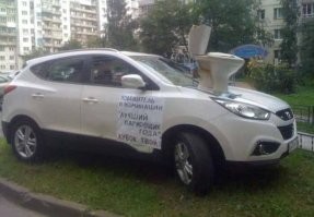 В Омске наглые водители устроили парковку на газоне и заезжают на неё через тротуар