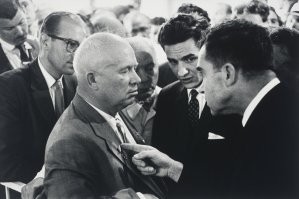 Официантка на перерыве. 1955 год, Нью-Йорк
Фото знаменитого американского фотографа Эллиотта Эрвитта (Elliott Erwitt).
Он же сделал известную фото Хрущева с Hиксоном во время «кухонных дебатов».