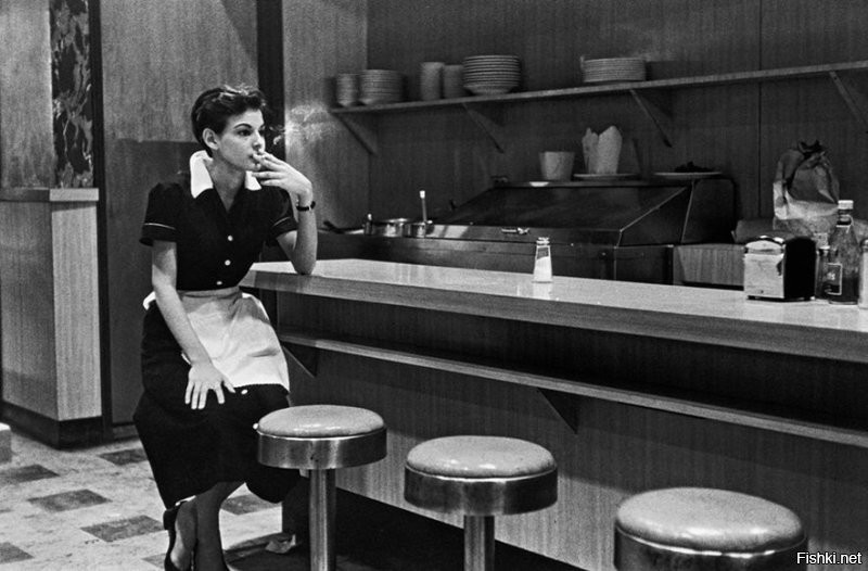 Официантка на перерыве. 1955 год, Нью-Йорк
Фото знаменитого американского фотографа Эллиотта Эрвитта (Elliott Erwitt).
Он же сделал известную фото Хрущева с Hиксоном во время «кухонных дебатов».