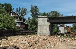 У нас был такой упрямец на Ярославском шоссе под Москвой. Несколько лет не давал достроить эстакаду, но как-то с ним застройщики вопрос все же решили - сейчас дом снесен, эстакада достроена.