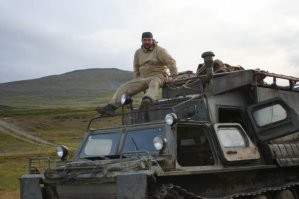 Добавлю свои 5 копеек. В свое время очень впечатлил вездеход на базе К-700, свои фотки лень искать, взял из сети. На Волге очень популярны зимой так называемые "каракатицы"  , тоже фото из сети. У меня у тестя есть такой из мотоцткла ИЖ переделанный. Он на нем рыбаков как то по весне спасал, да сам провалился. но не под лед))) Он на нем проплыл через трещину и благополучно спасся, слава Богу. Это было в Камском Устье, что в Татарстане. А еще не упомянут МТЛБ, это уже моя фотка, правда старая.