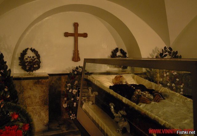 Вот великий ученый и врач!!! Тело Николая Ивановича Пирогова покоится в церкви-мавзолее под Винницей