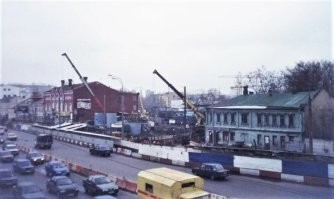 Когда строили Тульскую эстакаду в Москве на пересечении Духовского переулка с Большой Тульской улицей стоял двухэтажный домик.  Долго его не могли снести, даже в газете писали что хозяева против. Силой снести тоже не могли, так как дом якобы подарен Лениным и даже все время советской власти находился а частной собственности.
Вроде взяли измором...
Вот нашел в интернете снимок этого дома.