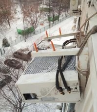 Какое у него доверие к монтажникам и строителям...