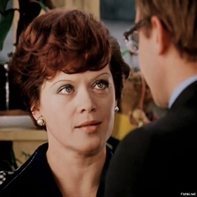 -Мы поехали... в ''Арагви''. Мы там... ели. Что еще? Угощались...
Цыплята табака... сациви... купаты... шаш-шш-шлЫки... чебуреки... Пили? ''Хванчкару'' пили, ''Боржом'' пили...
-Вы же непьющая!
-Как это непьющая? Очень даже... Почему же?
От хорошего вина не откажусь, тем более в хорошей компании..