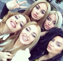 Выбирай... На счёт карасивого не знаю...
Но ГДЕ ТО их ВСЕХ ДЕЛАЮТ под  один станок какой то
Понять кто какая  наверное только можно по цвету волос и помады...