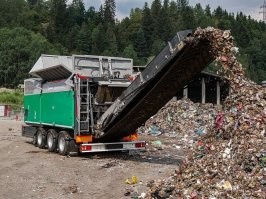 Погрузка багажа в аэропорту.