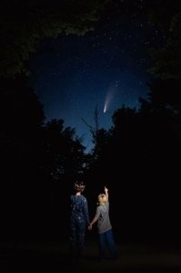 Автор путается в элементарных вещах.  Метеорит - комета.
На фото именно комета,  которая никуда не падает, а идёт по своей орбите. Когда комета приближается к  Солнцу, с её поверхности начинает испаряться газы и пыль, что комета собрала за время прохождения своей орбиты далеко от Солнца.  В условиях излучения Солнца газы и пыль ионизируются. Отсюда видимое свечение кометы.