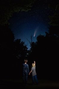 Что-то мне не верится, что тут без фотошопа обошлось... Очень уж резкий контраст светлых и тёмных участков. Кроме того, высокая глубина резкости говорит о закрытой до предела диафрагме. А значит должна быть долгая выдержка, а если долгая выдержка, то фигуры детей должны быть смазаны, не могли же они на пару секунд замереть... Скорее всего - камету и детей сняли отдельно, потом впечатали в один кадр.