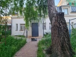 Ниже была фотка с Варшавского шоссе и еще парочка.
А вот фотки частного домика, который находится напротив Кремля (на Софийской набережной).
Вот свежая статейка про него: