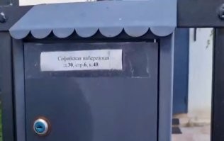 Ниже была фотка с Варшавского шоссе и еще парочка.
А вот фотки частного домика, который находится напротив Кремля (на Софийской набережной).
Вот свежая статейка про него: