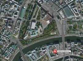 Ниже была фотка с Варшавского шоссе и еще парочка.
А вот фотки частного домика, который находится напротив Кремля (на Софийской набережной).
Вот свежая статейка про него: