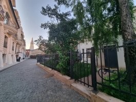 Ниже была фотка с Варшавского шоссе и еще парочка.
А вот фотки частного домика, который находится напротив Кремля (на Софийской набережной).
Вот свежая статейка про него:
