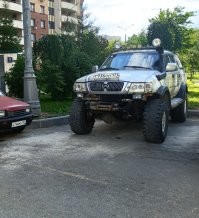 У нас, во дворе, когда асфальт новый клали, машины тех людей, кого дома не было, спокойно на эвакуаторе перевезли. В том числе и мою. 
Никаких проблем и вопросов.