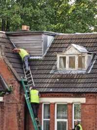 У него еще беейсболка есть.А мы и не переживаем.Его семья пусть переживает.