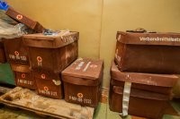 Снимки не такие уж и "несколько лет назад" - как минимум 2011 год.



Огнетушители так же говорят, что это не давнее советское наследство.



Ну и коробки с немецкими наборами бинтов и немецкая же инструкция по оказанию немедленной помощи- это вообще вишенка на торте.



В помещениях слишком чисто. Даже законсервированные сооружения без обслуживания разрушаются, первый признак - сворачивается и осыпается краска со стен, появляется пыль и ржавчина.