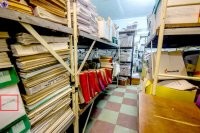 Снимки не такие уж и "несколько лет назад" - как минимум 2011 год.



Огнетушители так же говорят, что это не давнее советское наследство.



Ну и коробки с немецкими наборами бинтов и немецкая же инструкция по оказанию немедленной помощи- это вообще вишенка на торте.



В помещениях слишком чисто. Даже законсервированные сооружения без обслуживания разрушаются, первый признак - сворачивается и осыпается краска со стен, появляется пыль и ржавчина.