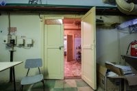 Снимки не такие уж и "несколько лет назад" - как минимум 2011 год.



Огнетушители так же говорят, что это не давнее советское наследство.



Ну и коробки с немецкими наборами бинтов и немецкая же инструкция по оказанию немедленной помощи- это вообще вишенка на торте.



В помещениях слишком чисто. Даже законсервированные сооружения без обслуживания разрушаются, первый признак - сворачивается и осыпается краска со стен, появляется пыль и ржавчина.