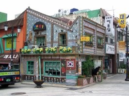 Как то гуляя по улочкам Инчхона нарвался на такой домишко . Обклееный пробкакми из под бутылочек и баночек . Забавно ...