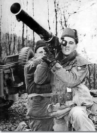 Служил. Вот Эльвис с базукой - готовится отразить нападение плохих коммуняк на Германию.