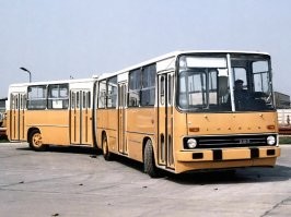 И за что только злые языки в СССР называли его "скотовозом"?
*****************
"Скотовозом" называли Икарусы-гармошки