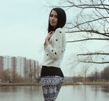 Света) В соседнем доме живет. Раз в месяц примерно вижу ее с новым ухажером)