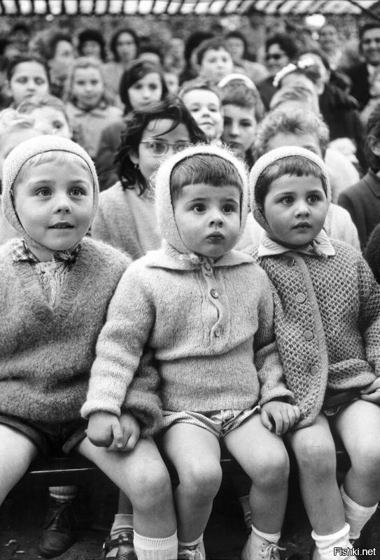 Малыши на фото не из СССР. 
Alfred Eisenstaedt
Children at the Puppet Theater II, Paris