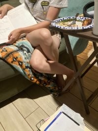 Строение таза у женщин и мужчин разное. Мужчина никогда так не сможет. НО, женщина при определенной растяжке - да. Сами ноги в коленях согнуты банально на 90 градусов, вопрос только в повороте ноги и удобно ли ей это.