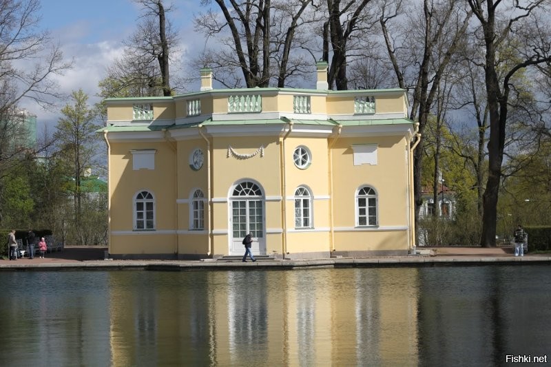 На берегу Зеркального пруда расположен павильон «Верхняя ванна», или, как его называли в XVIII веке, «Мыльня их высочеств», построенный в 1777–1779 годах архитекторами В. И. и И. В. Нееловыми.
До середины XIX века Верхняя ванна сохраняла свое первоначальное назначение и состояла из шести помещений: сеней, раздевальни, ванны, бани (парильни), помещения истопника (водогрейной) и центрального восьмигранного зала для отдыха.