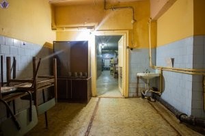 Не знаю, насколько там законсервировано, одно могу сказать, что не разграблено, и даже поддерживется в более-менее нормальном состоянии. Фото ниже более показательно: пластиковая гофра на раковине, - это точно не СССР, а гораздо позднее.