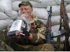 Хм... Что сложного в том, что бы представить пьяного с автоматом? Фантазия она такая... 

Дебилы везде могут попасться.