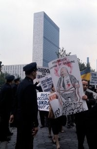 Сталин подарил Украине Львов, Закарпатье, Ивано-франковск. Так что, скорее всего это не украинка, а уроженка Львова.
Хотя-я-я, хрен поймешь этих бандерлогов, особенно живущих в Америке. Вон, Хрущев Украине целый Крым подарил - так ведь и его тоже не любили.