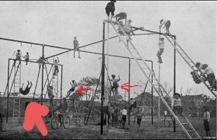 Если присмотреться, то видно, что у них у всех на бёдрах гимнастические кольца.