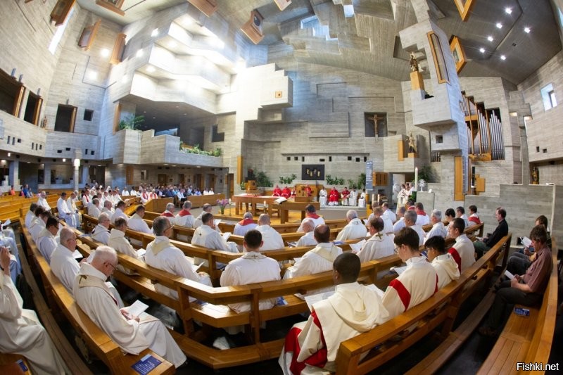 Построенная в 1971 году Церковь Святого Николая   католическая церковь в Эремансе, Швейцария, известная своей брутальной современной архитектурой.