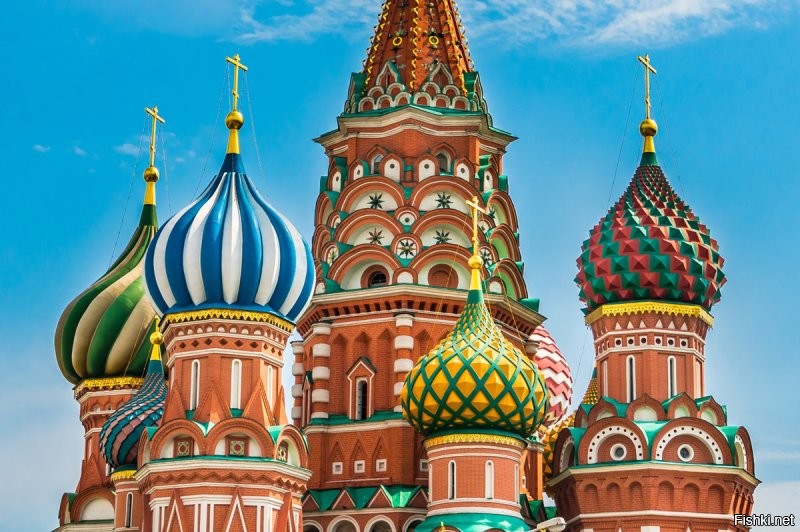 В Русской Православной Церкви нет специального канона, регулирующего цвет куполов церквей, поэтому в современном мире они чаще всего происходят из материальных ресурсов, а если их немного, то купол храма может быть деревянной осиновой плиткой или железо окрашенное...
-Золотой. Самый распространенный цвет православных куполов олицетворяет вечность и небесную славу. Храмы с золотыми куполами посвящали Христу и великим церковным праздникам   Рождеству, Сретению, Благовещению. 
-Многоцветные купола в православной традиции напоминают верующим о красоте Небесного Иерусалима.
-Синий со звездами. Храмы с такими куполами чаще всего посвящены Богородице.
-Серебряный. Этот цвет в православии связан с чистотой и святостью. Серебряными куполами увенчаны храмы, посвященные святым
-Черный. Купола этого цвета встречаются редко и украшают монастырские храмы.
-Зеленый. Этот цвет считается знаком Святого Духа. Чаще всего его можно встретить на церквях, посвященных Святой Троице.