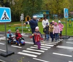 Водятел, такое ощущение, что даже ускорился перед переходом. 

Парень... Эх... Главное, не сильно пострадал. Хотя да, думалка была отключена полностью. 

Вот мысль у меня. 
Нужно с детского сада и младшей школы, учить детей водить машину. 

Понятно дело, на специальном автодроме и начинать с "педальных машинок". Ну, с учётом времени, с электромобильчиков. 

Дабы каждый, на уровне рефлексов, понимал, что и как видит водитель, что такое время реакции, что такое тормозной путь... 
Ну и так далее. 
Что можно делать пешеходу, а что не стоит. 

Ну и в жизни, пригодится.