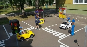 Водятел, такое ощущение, что даже ускорился перед переходом. 

Парень... Эх... Главное, не сильно пострадал. Хотя да, думалка была отключена полностью. 

Вот мысль у меня. 
Нужно с детского сада и младшей школы, учить детей водить машину. 

Понятно дело, на специальном автодроме и начинать с "педальных машинок". Ну, с учётом времени, с электромобильчиков. 

Дабы каждый, на уровне рефлексов, понимал, что и как видит водитель, что такое время реакции, что такое тормозной путь... 
Ну и так далее. 
Что можно делать пешеходу, а что не стоит. 

Ну и в жизни, пригодится.