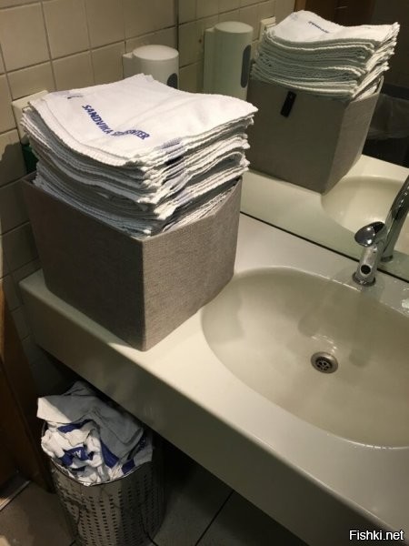 Вот нисколько не удивлюсь, если эти подтирки – многоразовые...  

"Торговый центр в Норвегии использует в туалетных комнатах тканевые полотенца вместо бумажных"