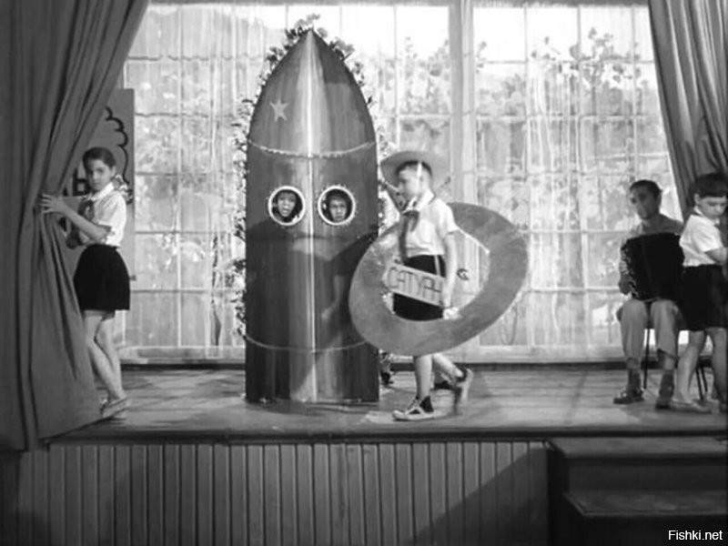 Заправлены в планшеты
Космические карты, 
И штурман уточняет 
В последний раз маршрут...